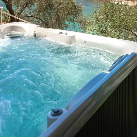 Tatil Evi Beachfront Family-Friendly House With Hot Tub Cove Stratincica, Korcula - 9265