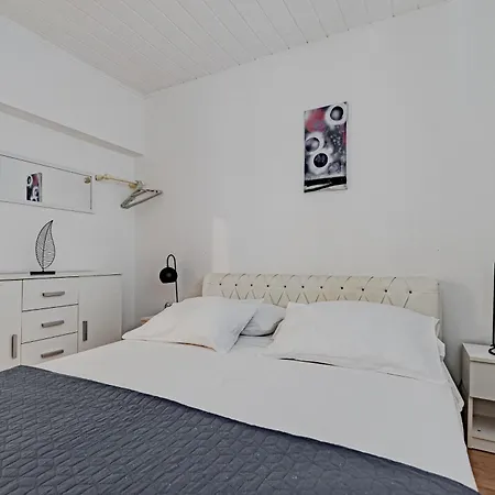 Tatil Evi Beachfront Family-Friendly House With Hot Tub Cove Stratincica, Korcula - 9265