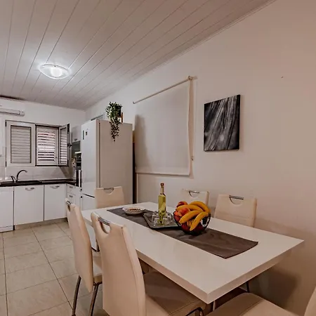Tatil Evi Beachfront Family-Friendly House With Hot Tub Cove Stratincica, Korcula - 9265