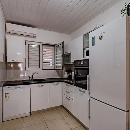 Beachfront Family-Friendly House With Hot Tub Cove Stratincica, Korcula - 9265 *