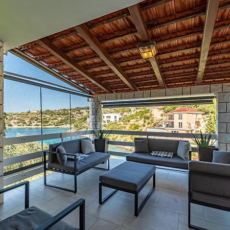 Tatil Evi Beachfront Family-Friendly House With Hot Tub Cove Stratincica, Korcula - 9265