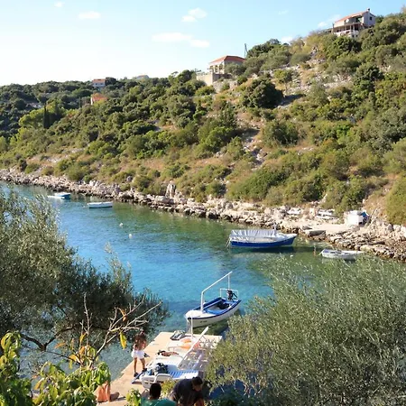 Vikendica Beachfront Family-friendly House With Hot Tub Cove Stratincica, Korcula - 9265