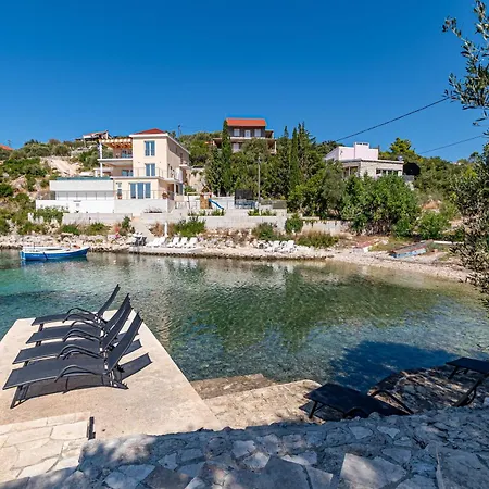 Beachfront Family-Friendly House With Hot Tub Cove Stratincica, Korcula - 9265 *