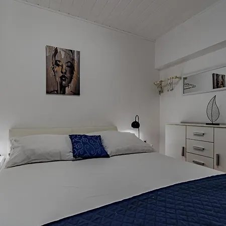 Дом отдыха Beachfront Family-Friendly House With Hot Tub Cove Stratincica, Korcula - 9265