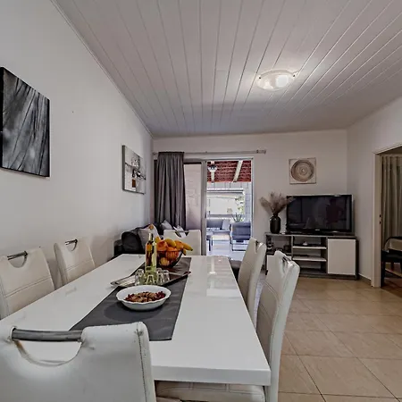 Дом отдыха Beachfront Family-Friendly House With Hot Tub Cove Stratincica, Korcula - 9265 Вела-Лука