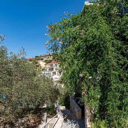Дом отдыха Beachfront Family-Friendly House With Hot Tub Cove Stratincica, Korcula - 9265 *
